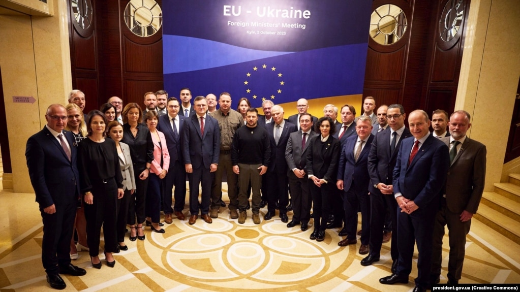 Президент України Володимир Зеленський (у центрі) брав участь у зустрічі міністрів закордонних справ держав Європейського союзу у Києві 2 жовтня 2023 року
