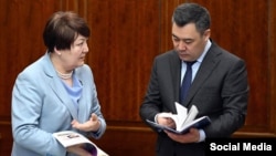 Президент Садыр Жапаров жана билим берүү министри Догдуркүл Кендирбаева. 
