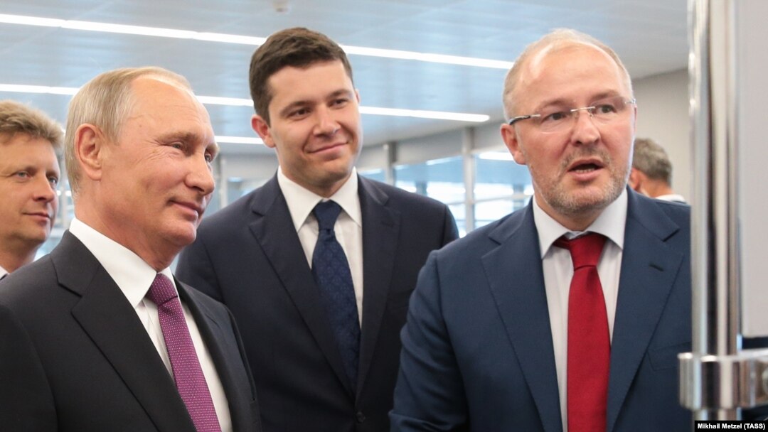 Владимир Путин и Роман Троценко (справа) во время посещения аэровокзала в Калининграде в 2017 году