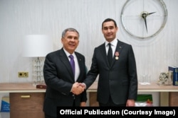 Președintele Berdîmuhamedov (dreapta) se întâlnește cu un demnitar rus, Rustam Minnihanov, în Kazan, Rusia.
