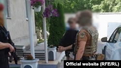 Fotografie publicată de Poliția de Frontieră moldoveană pe 8 iulie, înfățișând arestarea a doi cetățeni georgieni pe Aeroportul Internațional Chișinău.