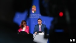 Gulyás Gergely Miniszterelnökséget vezető miniszter és Vitályos Eszter kormányszóvivő a Kormányinfón 2024. április 25-én