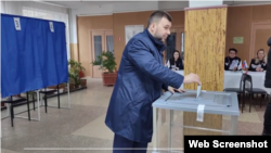 Денис Пушилин на избирательном участке в Донецке