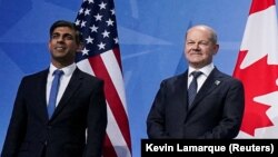 Ріші Сунак (ліворуч) і Олаф Шольц на спільному фото лідерів G7, Вільнюс, липень 2023 року