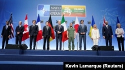 Лидеры G7, президент Украины Владимир Зеленский, президент Европейского совета Шарль Мишель и глава Еврокомиссии Урсула фон дер Ляйен