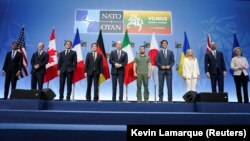 Лидеры G7, президент Украины Владимир Зеленский, президент Европейского совета Шарль Мишель и глава Еврокомиссии Урсула фон дер Ляйен во время саммита НАТО в Вильнюсе, 12 июля 2023 года