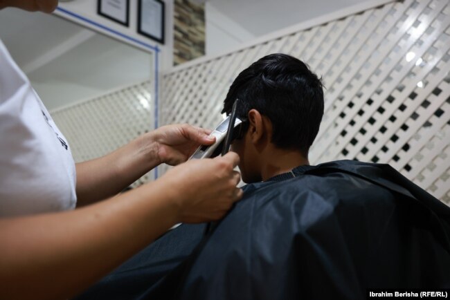 Abdullahu, djali i Abdulrrahman Safe, duke rregulluar flokët para Bajramit.