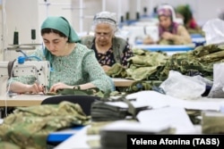 Пошив военной одежды для участников так называемой "СВО" в швейном цеху предприятия в Грозном