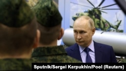 Владимир Путин беседует с российскими военными, иллюстрационное фото