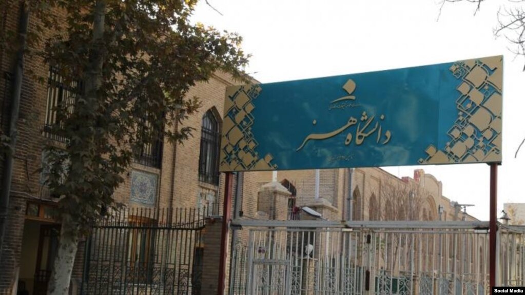شوراهای صنفی دانشجویان کشور ۲۴ خرداد اعلام کرده بود حدود ۵۰ دانشجوی دانشگاه هنر در اعتراض به اجباری شدن مقنعه تحصن کرده‌اند