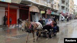 Palestinci napuštaju istočne četvrti Rafe nakon izraelskih naredbi i prijetnji napadom na taj grad na jugu Pojasa Gaze, 6. maja 2024.