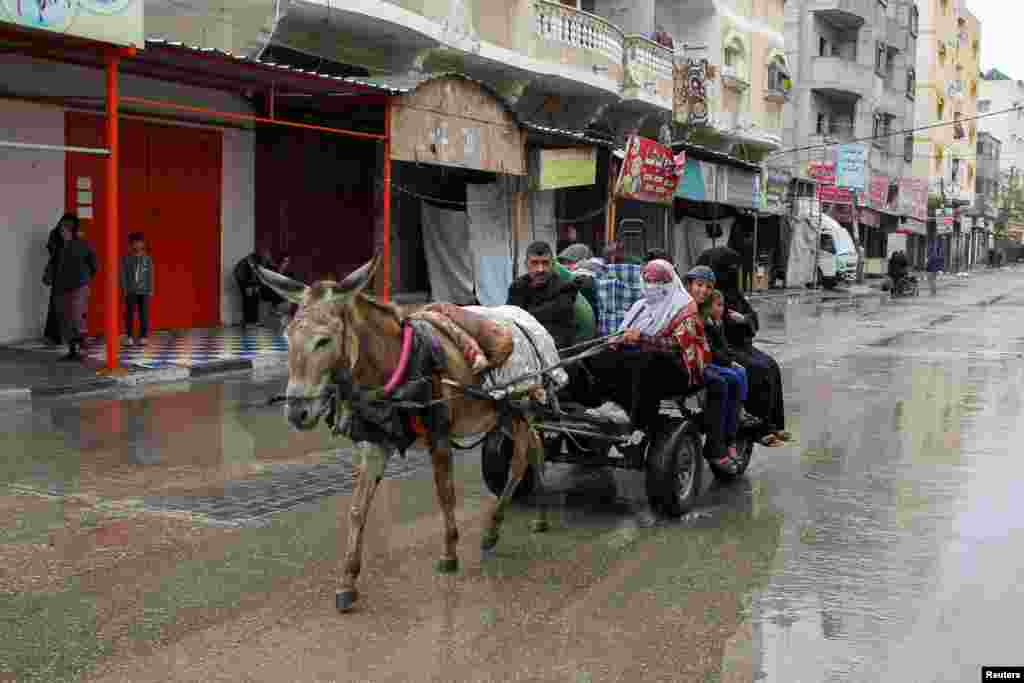 Palestinci napuštaju istočne kvartove grada Rafe, 6. maja 2024. Proširena humanitarna zona u al-Mawasi i području Khan Yunisa uključuje poljske bolnice i šatore za raseljene Palestince, a, kako vojska tvrdi, nedavno je povećana humanitarna pomoć koja tamo stiže.