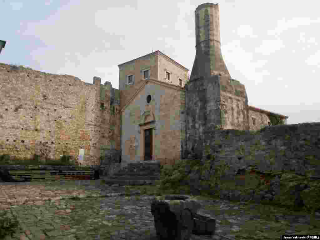 Pagubele cauzate de cutremur au fost imense. Cu toate acestea, adevărata pierdere a fost deteriorarea celor 1.600 de monumente culturale și istorice ale Muntenegrului, cum ar fi&nbsp;&nbsp;Biserica-Moschee&nbsp; din Ulcinj. Multe case de pe coasta de sud, din orașul vechi Ulcinji, nu au mai fost reconstruite.