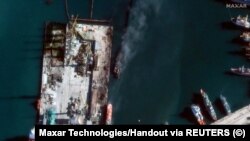 На спутниковом снимке виден уничтоженный российский военный корабль в порту Феодосия. 26 декабря 2023 года. Maxar Technologies/REUTERS