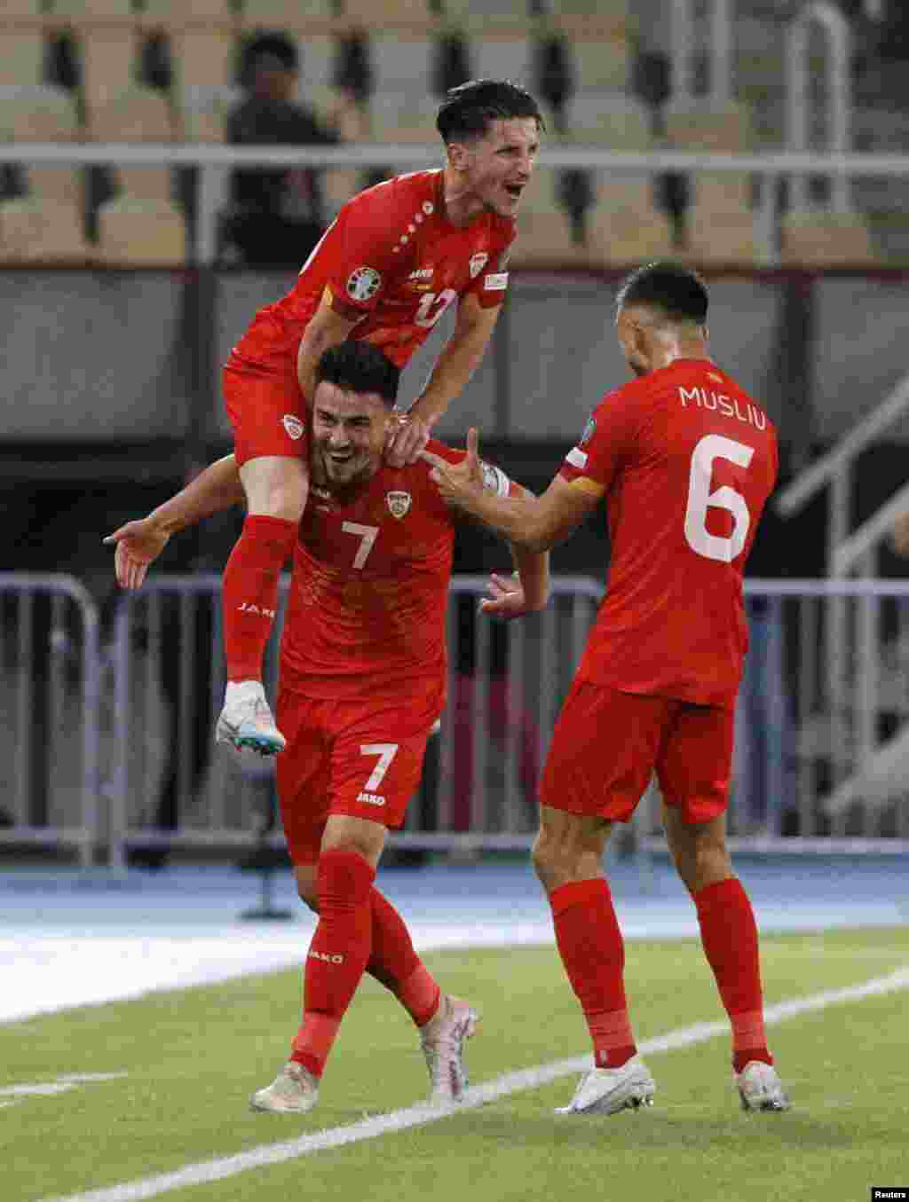 Македонија на полувремето замина со предност од 2:0