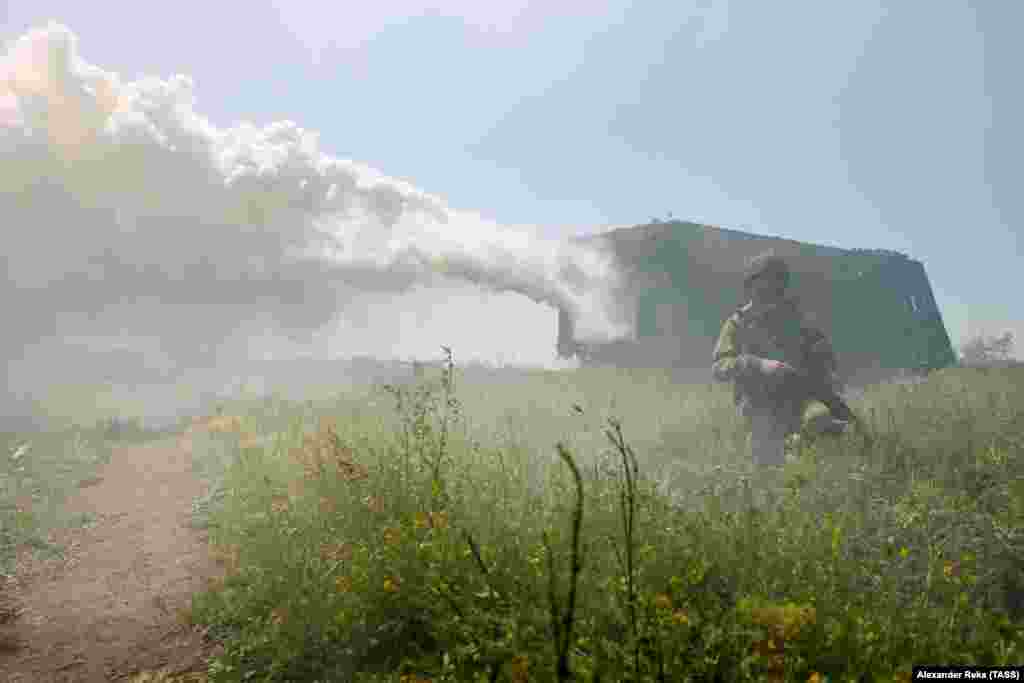 Un vehicul rusesc cu ecran de fum care operează în regiunea Lugansk din Ucraina, în iunie. Nu este clar dacă această fotografie arată o operațiune de luptă, dar paravanele de fum au fost folosite de forțele ruse invadatoare pentru a ascunde mișcarea trupelor și a vehiculelor în estul Ucrainei.