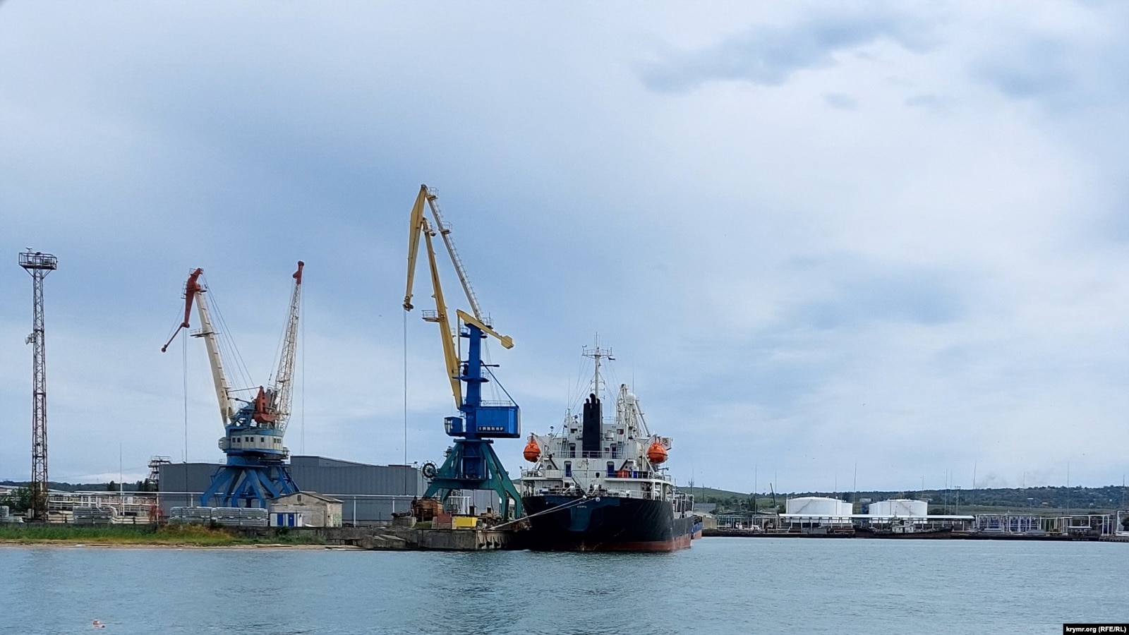 В Керченском морском порту железнодорожный паром предположительно получил  повреждения (фото). Читайте на UKR.NET