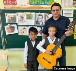 Владимир Фролов с учениками музыкальной школы