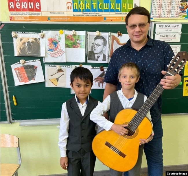Владимир Фролов с учениками музыкальной школы