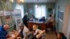 A FRIDA Ukrajna önkéntes orvosai megvizsgálják a betegeket, miközben szakorvosi ellátást nyújtanak a civileknek Hresztiscse faluban, a Donyecki területen 2023. március 19-én