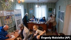 A FRIDA Ukrajna önkéntes orvosai megvizsgálják a betegeket, miközben szakorvosi ellátást nyújtanak a civileknek Hresztiscse faluban, a Donyecki területen 2023. március 19-én