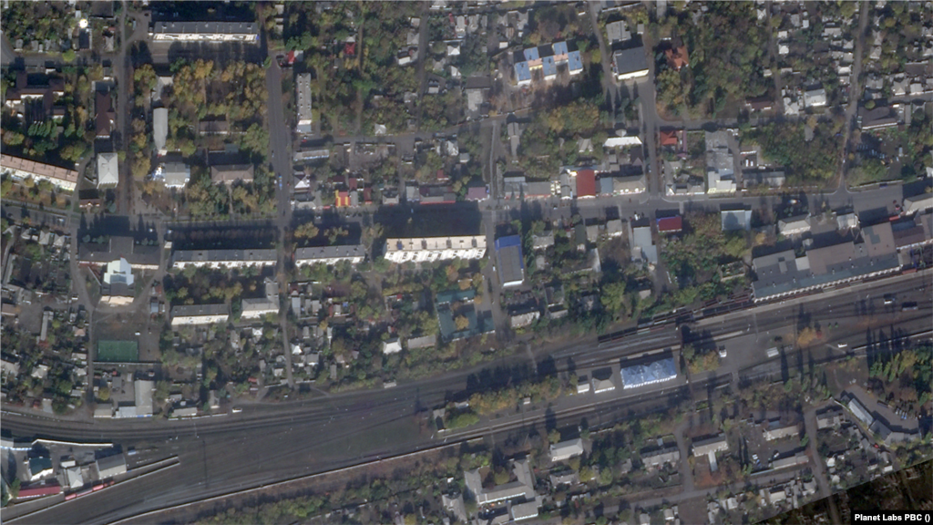 Попасная в Луганской области в настоящее время оккупирована российскими войсками. Первый спутниковый снимок был сделан 16 октября 2021 года, а на втором &mdash; разрушение жилых домов, а также разрушенный Никольский собор &mdash; 10 октября 2022 года