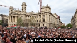 Tüntetés a Kossuth téren