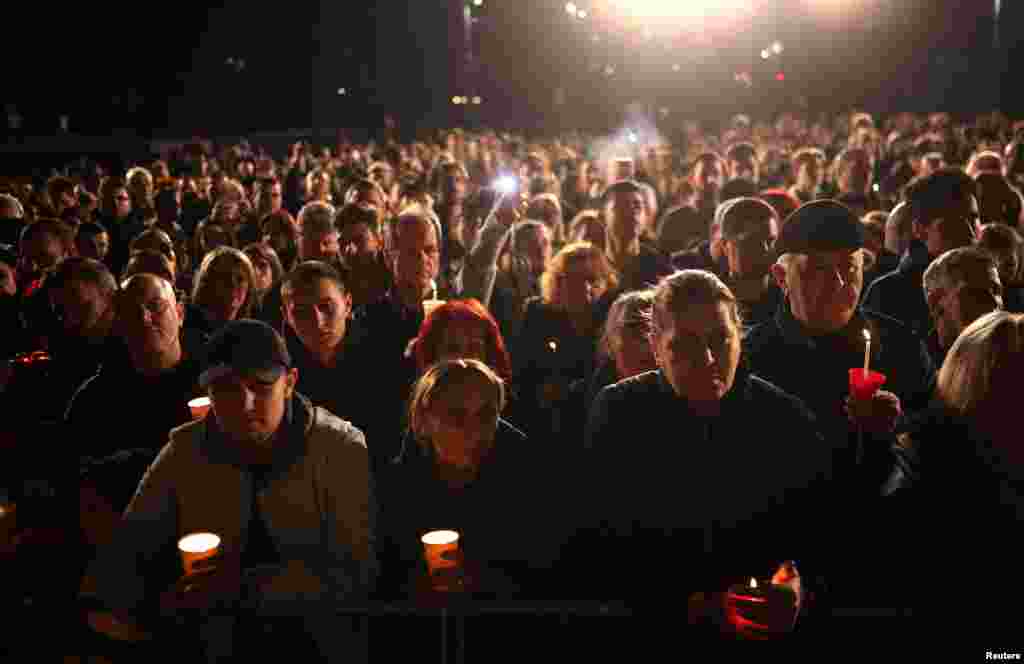 Vjernici prisustvuju Uskršnjoj liturgiji ispred Katedrale Aleksandra Nevskog u Sofiji, Bugarska.