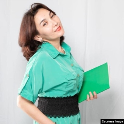 Кең жамбасты стриптиз қыз