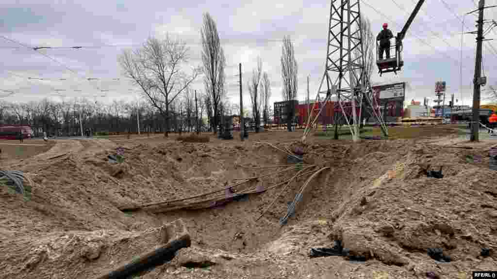 Енергетики відновлюють високовольтну лінію, пошкоджену внаслідок ракетного обстрілу. Україна, 7 лютого 2024 року