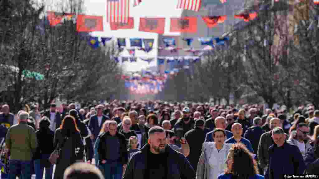 Më 17 shkurt, qytetarë të shumtë dolën në sheshet e Prishtinës për të festuar përvjetorin e pavarësisë së Kosovës.&nbsp;