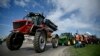 Земеделски производители карат тракторите си по време на акция за блокиране на камионите, преминаващи през Дунав мост, в знак на протест срещу безмитния внос на зърно от Украйна в ЕС, в Русе на 29 март 2023 г. 