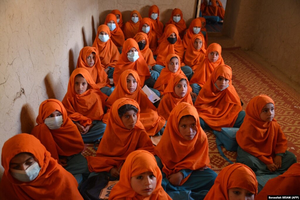 Vajzat duke ndjekur një orë mësimore në një shkollë në Zabul, Afganistan.