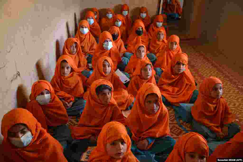 Дзяўчынкі наведваюць заняткі ў школе ў Забуле, Аўганістан.