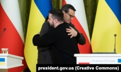 Премьер-министр Польши Матеуш Моравецкий (слева) и президент Украины Владимир Зеленский долго демонстрировали дружеские чувства, но потом что-то пошло не так
