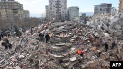 Жители ищут выживших под обломками разрушенных зданий. Кахраманмараш, Турция. 8 февраля 2023 года