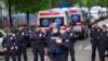 Policia përpara shkollës "Vlladisllav Ribnikar" në Beograd, 3 maj 2023
