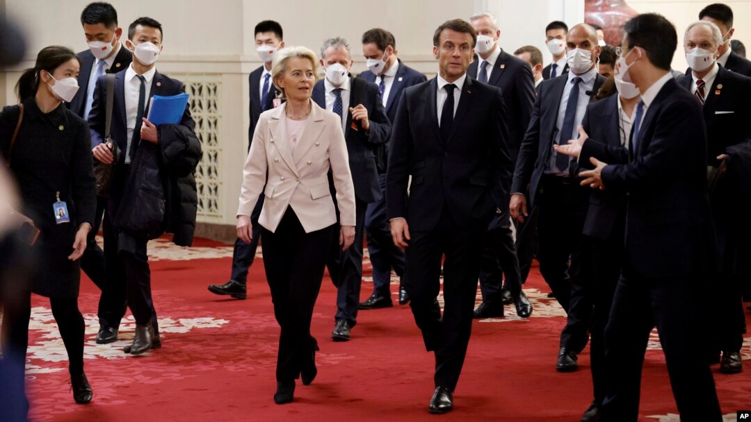 Ursula von der Leyen, președinta Comisiei Europene, alături de președintele francez Emmanuel Macron și o delegație chineză. 