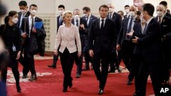 Ursula von der Leyen, președinta Comisiei Europene, alături de președintele francez Emmanuel Macron și o delegație chineză. 