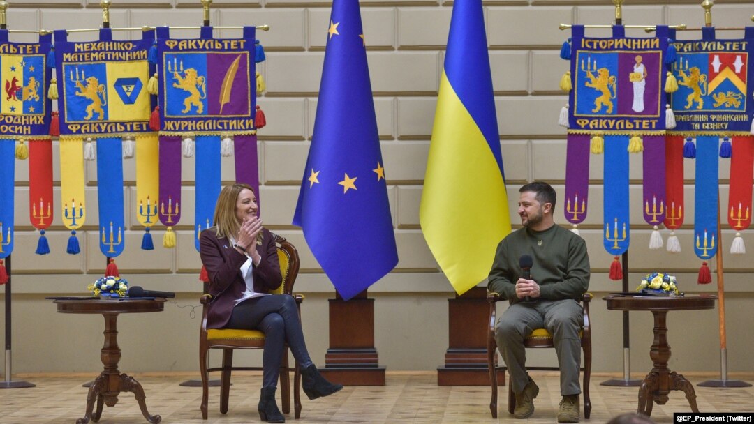 Președinta Parlamentului European, Roberta Metsola, și președintele Ucrainei, Volodimir Zelenski la întâlnirea cu studenți din regiunea ucraineană Liov. 4 martie 2023