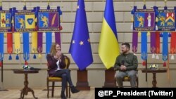 Președinta Parlamentului European, Roberta Metsola, și președintele Ucrainei, Volodimir Zelenski la întâlnirea cu studenți din regiunea ucraineană Liov. 4 martie 2023