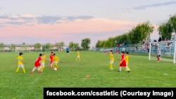 În lipsa unor jucători valoroși din România, copii precum cei de la clubul de juniori CS Atletic sunt inspirați mai degrabă de vedetele internaționale din fotbal.