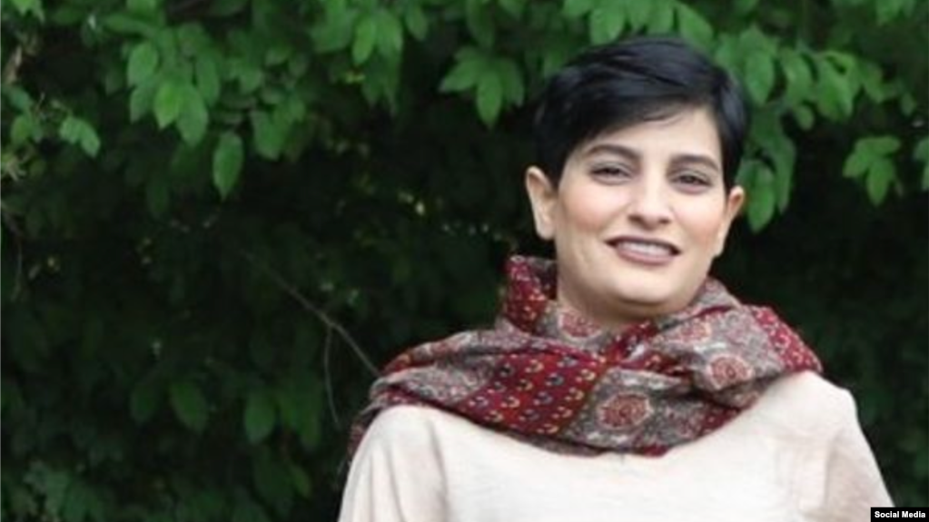 الهه محمدی می‌گوید: معتقدم به جای بازداشت خبرنگاران، نهادهای امنیتی، قوه قضاییه، دولت و مجلس باید برای حرف‌های مردم گوش شنوا داشته باشند