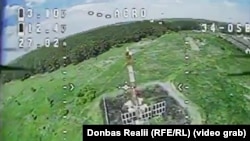 Картинка з українського FPV-дрона за декілька секунд до враження російської станції спостереження