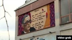 Mural sa likom Blaža Koneskog na zgradi Kinoteke, maj 2024.