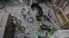 Дитячі велосипеди, вкриті уламками скла в пошкодженій через обстріл житловій будівлі поблизу Одеси, 19 липня 2023 року
