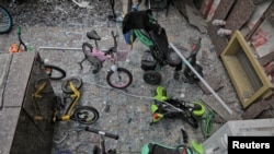 Дитячі велосипеди, вкриті уламками скла в пошкодженій через обстріл житловій будівлі поблизу Одеси, 19 липня 2023 року