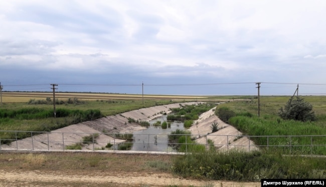 Північнокримський канал влітку 2019 року: повноводна і зневоднена (біля адміністративної межі окупованого Криму) ділянки