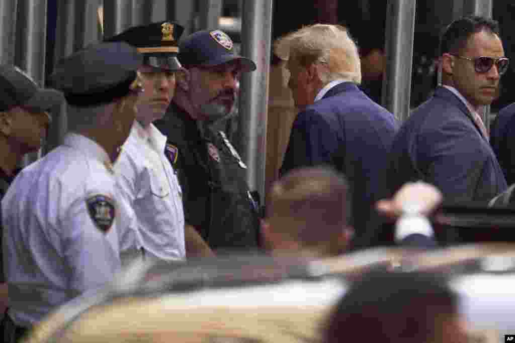 Policija i obezbjeđenje oko Trumpa na ulazu u Ured tužioca na Manhattnu, 4. april 2023.