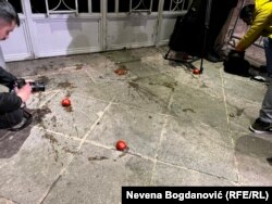 Disa protestues hodhën domate në hyrje të selisë së Komisionit Republikan të Zgjedhjeve në qendër të Beogradit, Serbi, 18 dhjetor 2023.